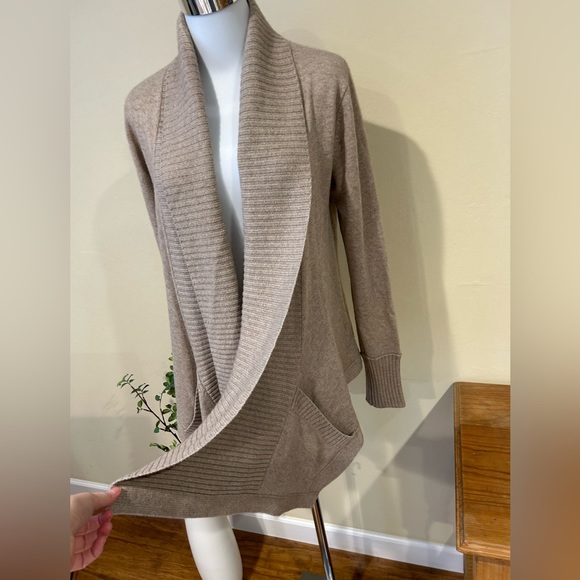 100% Cashmere CLUB MONACO (Italian Cashmere) high/low cardigan Taupe Size: S/P - Picture 7 of 14